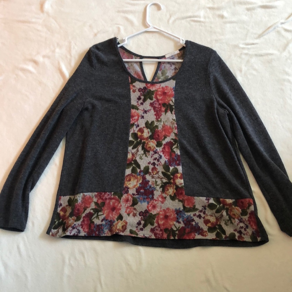 Le Lis floral and gray sweater. Size XL.